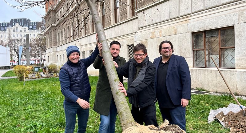 Asset Manager Georg Pauls, Uni-Chef Thomas Glanzer, Vizerektor Werner Skvara und Cluster Manager Markus-Daniel Bauer